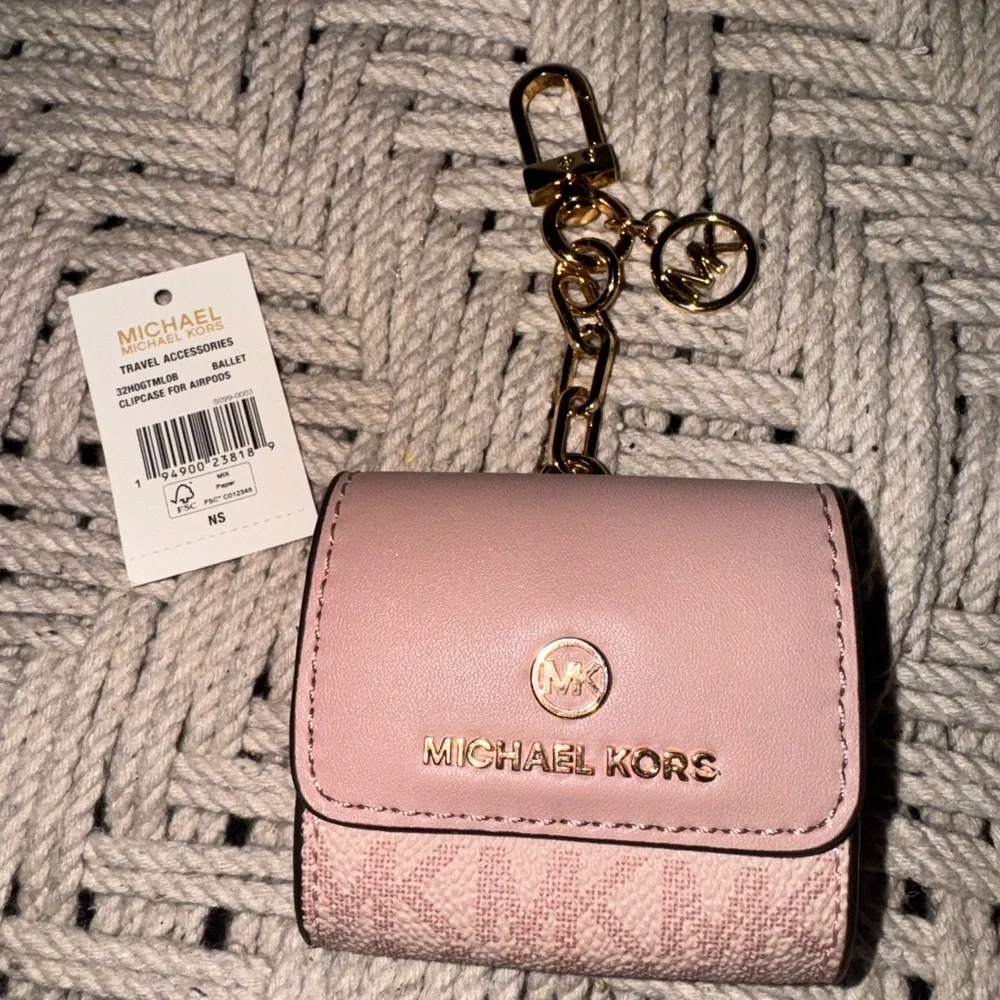 Michael Kors Logo Airpod Holder NWT Blush with Gold Hardware - Picture 1 of 5